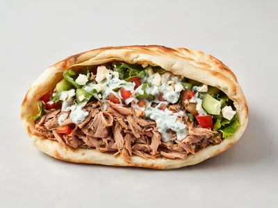 Drehspieß mit Weichkäse im Fladenbrot